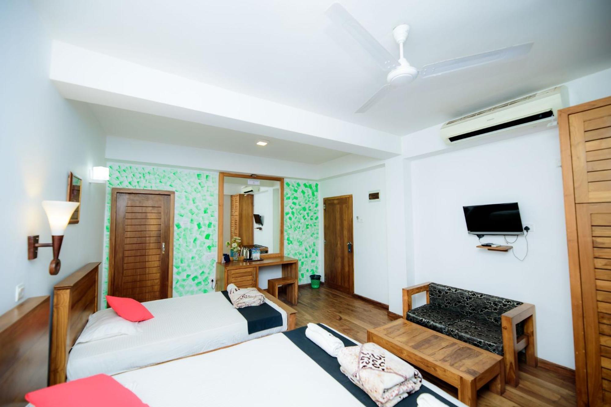 Hotel Sea Line Гале Екстериор снимка