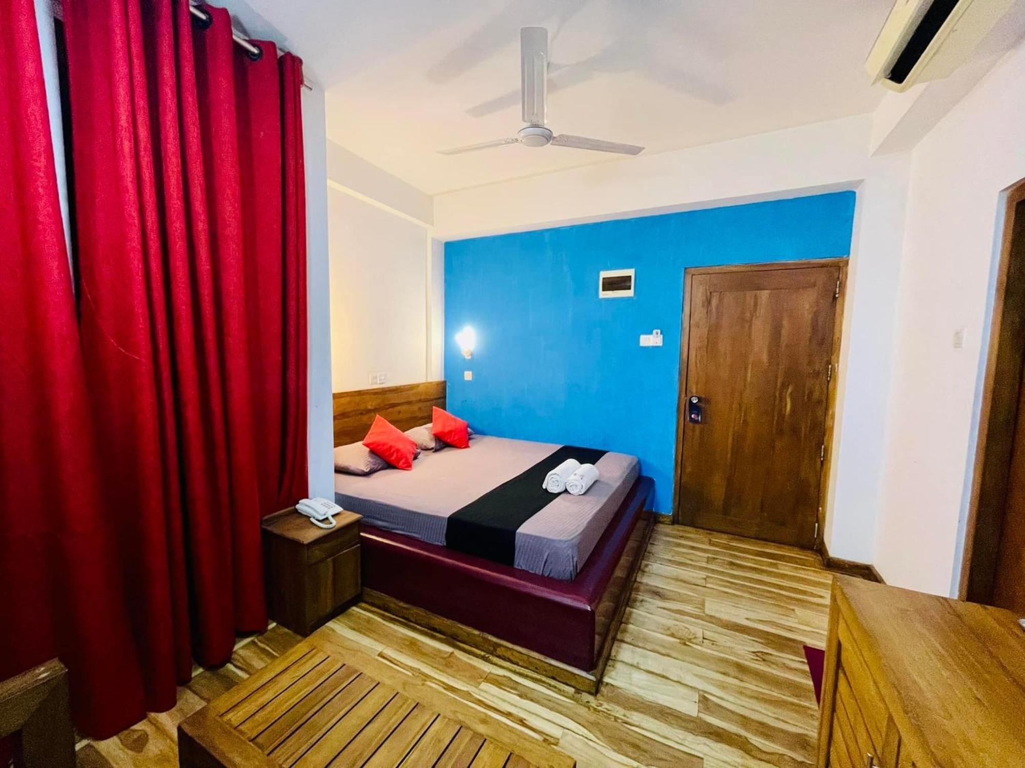 Hotel Sea Line Гале Екстериор снимка